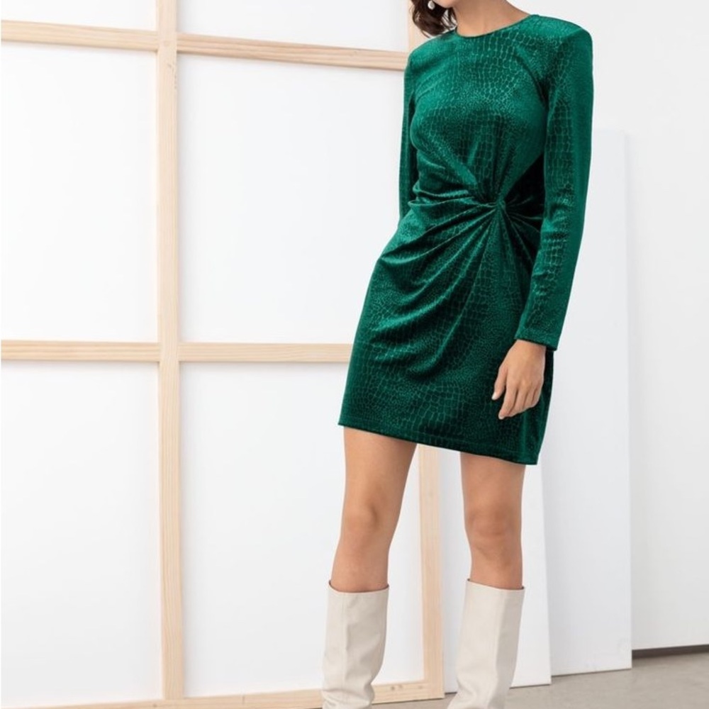 🎄& Other Stories Emerald Green Velvet
Croc long sleeve dress Size 0 Eur 32